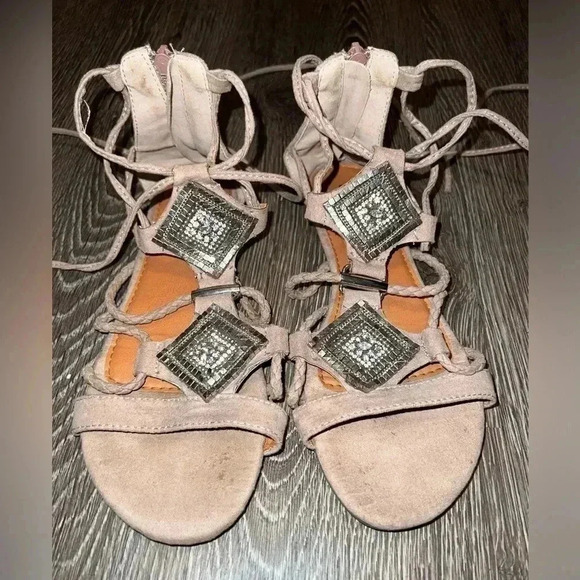 Daytrip Woman’s Gladiator strap up sandal - Picture 9 of 12